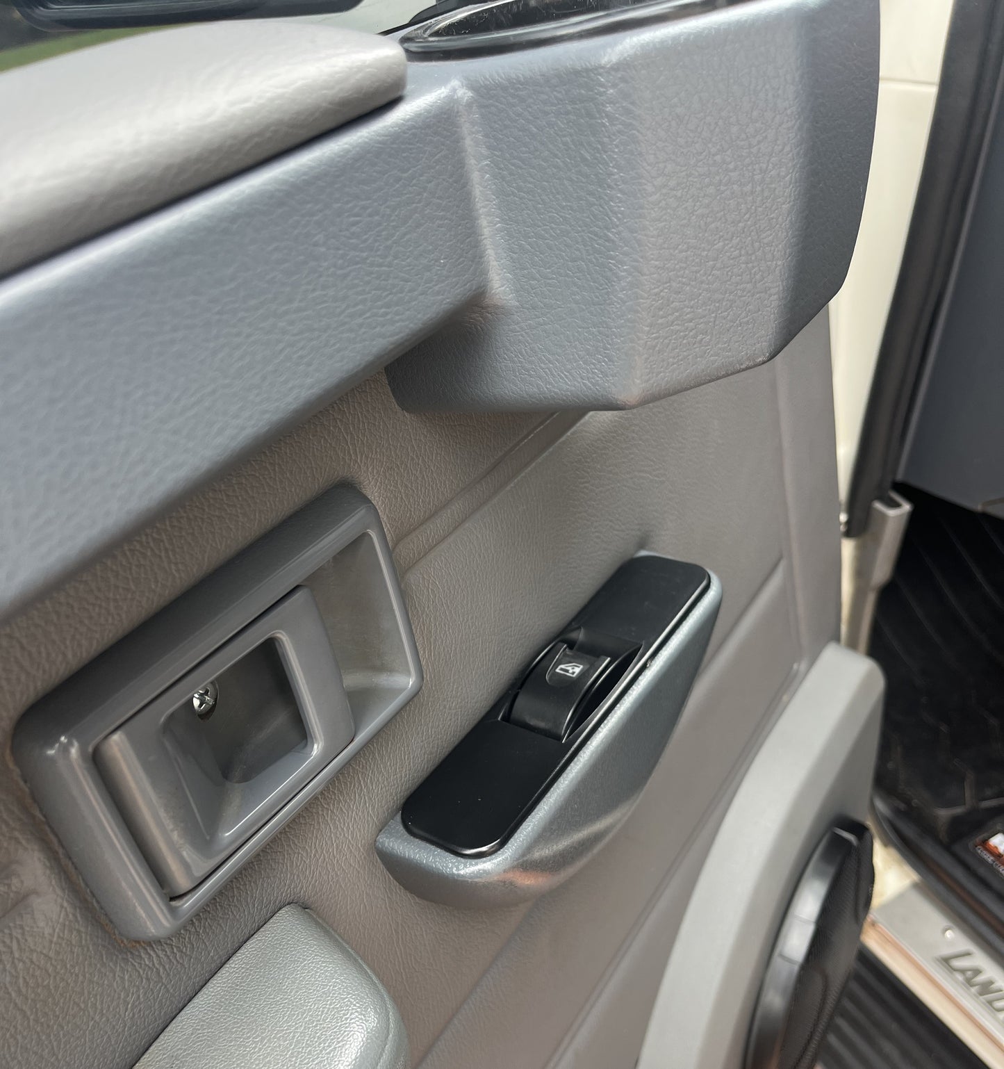 Pre-2009 70 Series Land Cruiser - 2 Windows (Front Only)